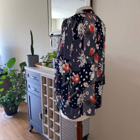 ✨2/$15 Spense Medium Black sheer floral blouse - Picture 6 of 9